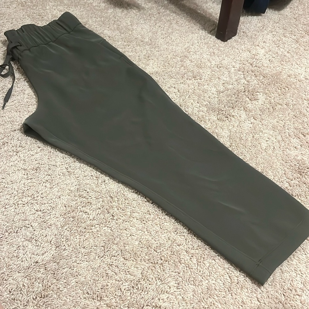 Lululemon Size 8 crop pants olive green